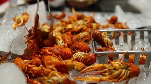 餐厅自助餐里的小龙虾人们把海鲜放在盘子里