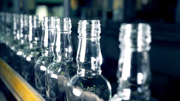 洗过的瓶子放在装配线上瓶子在一个特殊工厂的传送带上移动