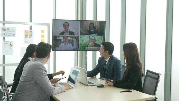 员工通过视频会议进行会议