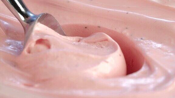 草莓冰淇淋和勺子的微距慢动作