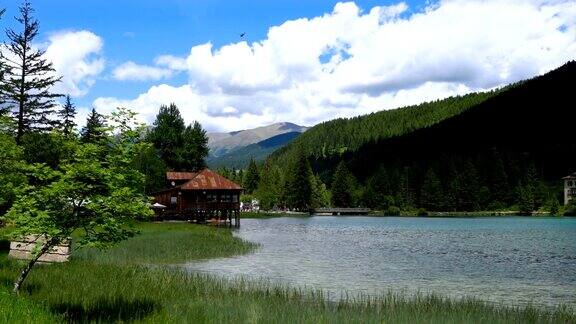 意大利Dolomites的Dobbiaco湖