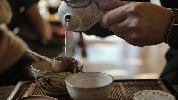 传统泡茶将红茶倒入杯中