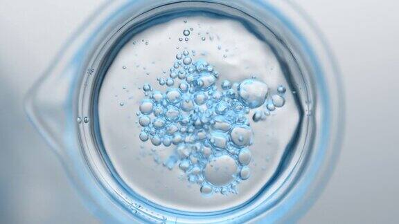 浅蓝色液体从烧瓶中倒入烧杯会产生气泡
