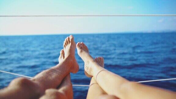 4K个人透视光脚夫妇在阳光明媚的海洋上的帆船上放松实时