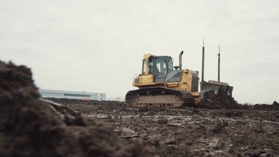 施工现场的施工机械正在准备建设用地推土机铲平了地面股票视频