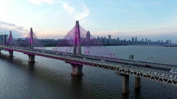 中国城市、河流和桥梁的夜景