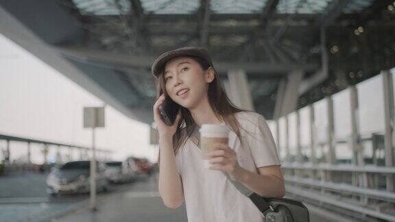 女游客在机场用智能手机叫出租车