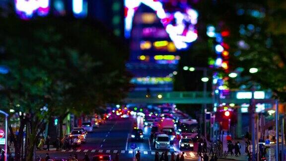 在涉谷倾斜的微型霓虹街的夜晚时光流逝