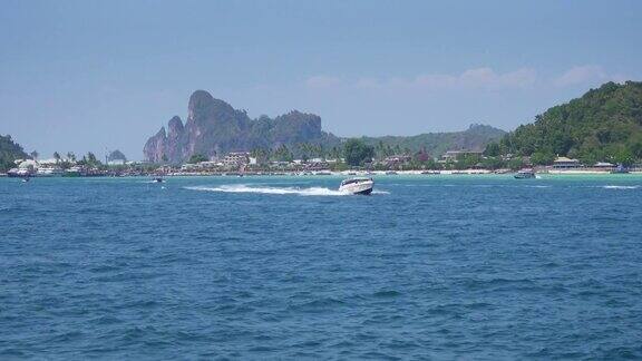 泰国从船上看披披登岛