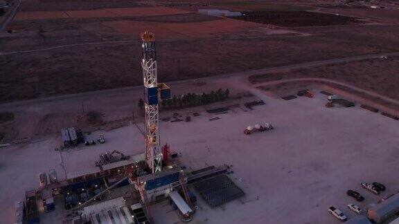 美国南部卡尔斯巴德附近的油田在德克萨斯州西部或新墨西哥州东南部的黎明或黄昏转向视差无人机射击水力压裂石油和天然气钻机