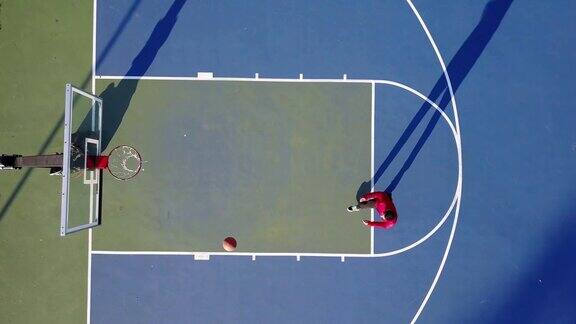 拉丁裔男子投篮在美国的球场在夏天-无人机镜头