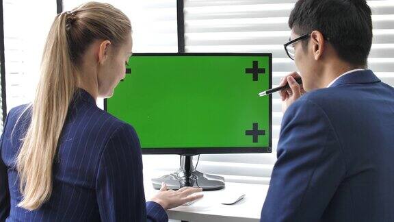 商务人士在电脑绿屏上交谈