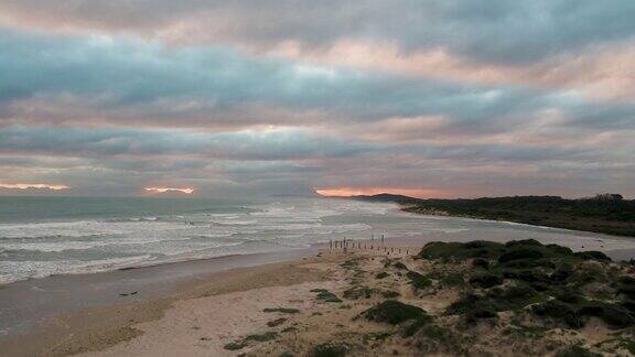 无人机在日落时拍摄的原始海岸线