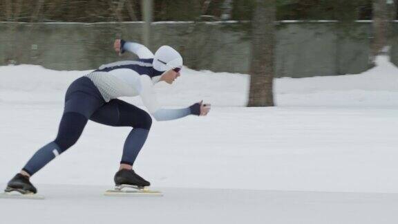 女运动员在冬季进行速度滑冰