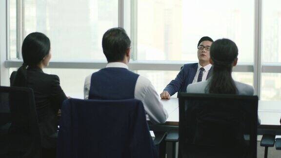 一组亚洲人力资源经理面试傲慢的男性候选人在现代公司