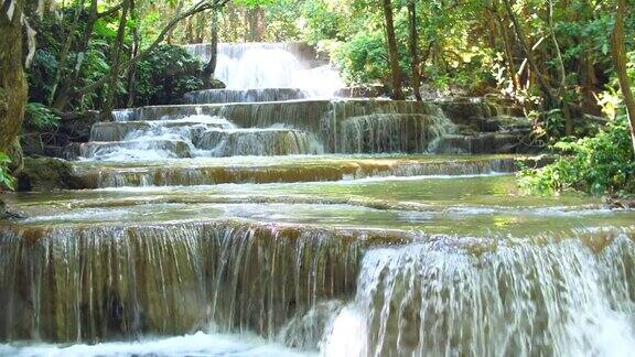 美丽的瀑布和小溪HuayMaekamin瀑布泰国