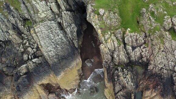 涨潮时苏格兰海岸一段悬崖的鸟瞰图