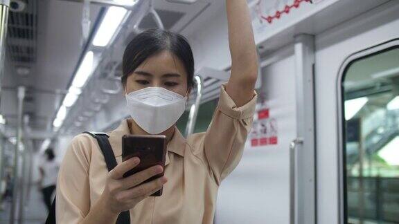 年轻女子在火车上用手机和短信