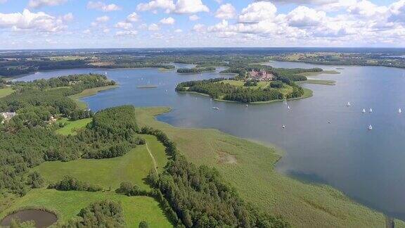 波兰马苏里亚和波德莱西地区湖上的小岛蓝色的水和白色的云夏天的时间从以上观点