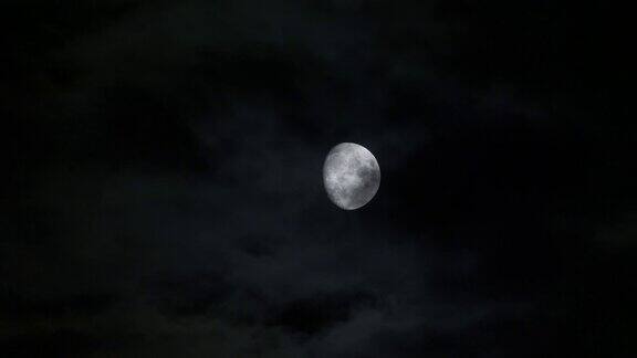 皓月当空月光和快速移动的云