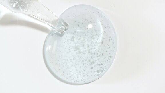 液体液体蓝色凝胶或血清滴在白色表面化妆液滴管上面有气泡