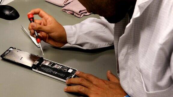 工程师用工作工具修理智能手机