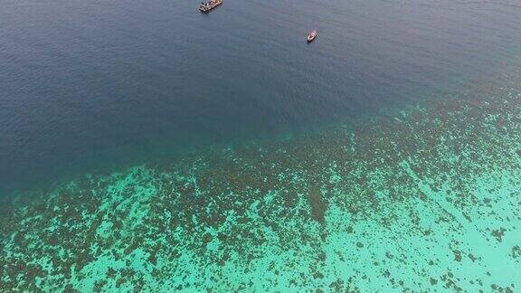 热带岛屿附近船只的鸟瞰图