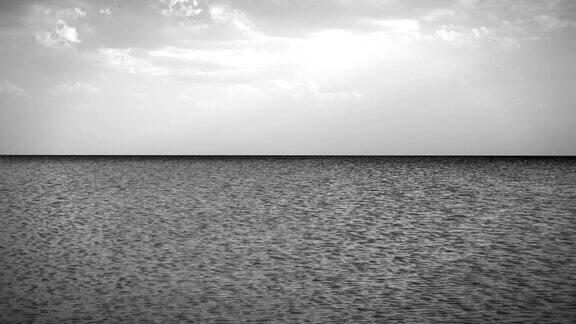 土耳其安纳托利亚盐湖风暴期间湖泊上的风模式黑色和白色