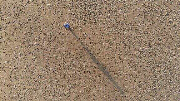 在日本的沙丘上行走的女人