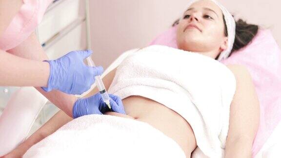 一位美女正在美容诊所接受胃部注射这位美容专家正在填充女性的皱纹