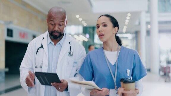 谈话时医生和护士在医院大厅拿着平板电脑进行协作团队合作并就手术报告或文书工作提供建议医疗、团队和医疗保健人员在咖啡休息时间交谈