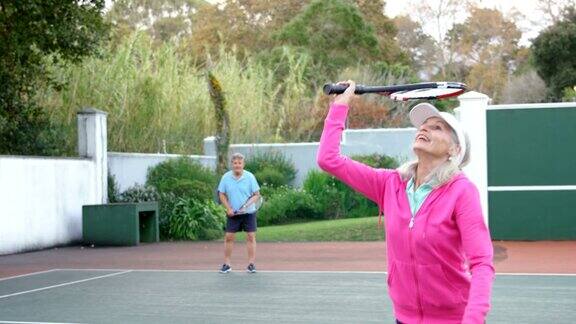 资深女子在4k网球场打网球