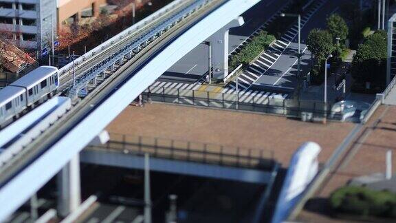 在东京百合峰线的微型铁路上行驶的火车倾斜了