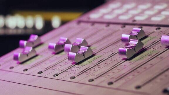 专业的录音室声音处理设备接口音量控制器不同模式的音频控制台创作歌曲或声音的过程霓虹紫旋钮灯
