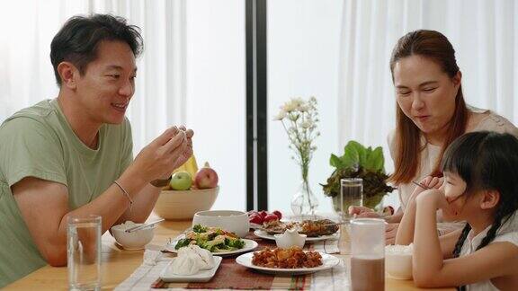 亚洲家庭在厨房里的餐桌上吃早餐家庭关系