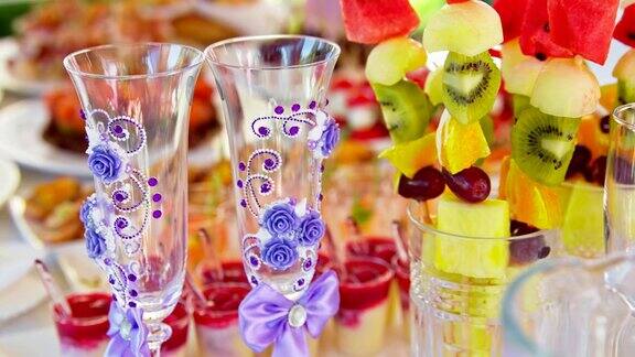 美丽的餐饮宴会自助餐桌上装饰水果