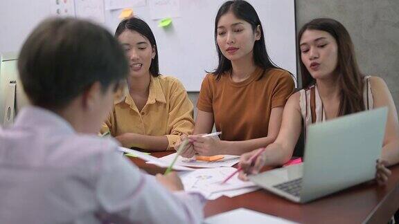 年轻的亚洲商业女性团队与她的经理在现代办公室的小组会议上讨论和展示市场策略企业财务和团队合作理念