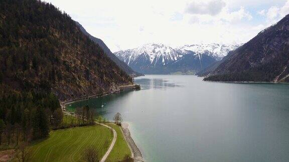 从奥地利的阿钦湖鸟瞰图与旅游船在4K