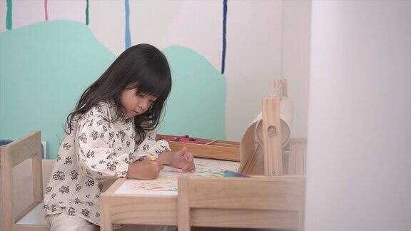 小女孩像艺术家一样在纸上画画