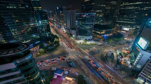 在江南中心商业区的一个十字路口时光灯沿着交通速度行驶