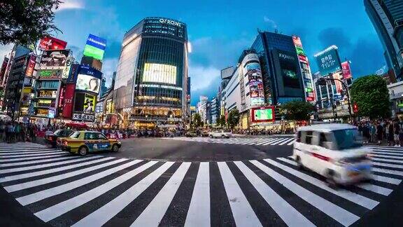 鱼眼在黄昏涩谷十字路口东京日本