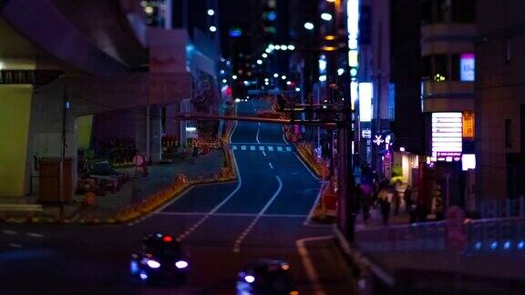 东京涩谷的霓虹街的夜景发生了倾斜
