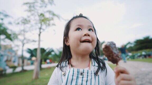可爱的亚洲女孩吃冰淇淋