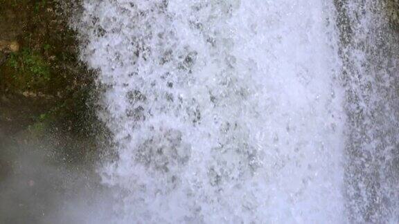 湍急的瀑布般的白水
