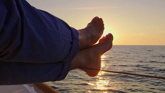 日落时分女人在甲板上的脚