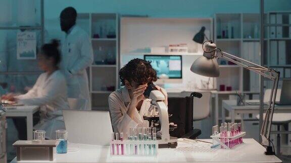 年轻自信的化学家在实验室进行科学研究