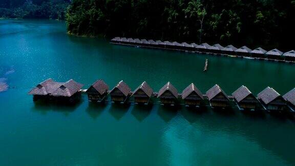 空中:湖面上茅草屋顶的旅馆