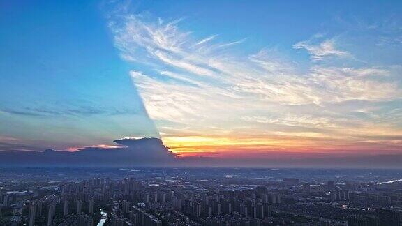 日落时分杭州城市和天空云彩的鸟瞰图