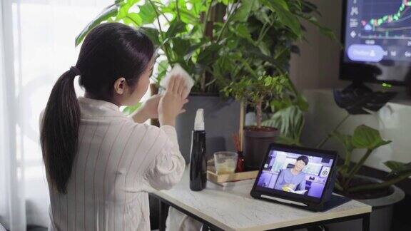 女孩用笔记本电脑通过会议视频聊天和她的同事聊天在家在线学习