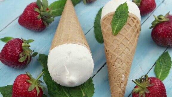 蓝色木板上放着冰淇淋和新鲜草莓